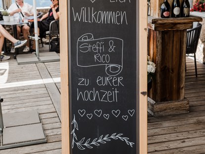 Hochzeit - Trauung im Freien - Fieberbrunn - Willkommensschild - jezz AlmResort Ellmau
