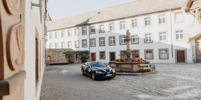 Hochzeit - Region Schwaben - Die prunkvolle Zufahrt zur Burg Stettenfels in Baden-Württemberg. - Burg Stettenfels
