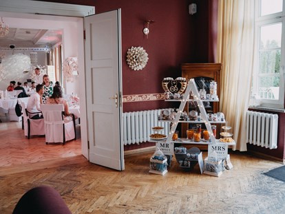 Hochzeit - Herbsthochzeit - Brandenburg - Der Vorraum mit Candybar und Blick in den Festsaal des Schloss Wulkow. - Schloss Wulkow