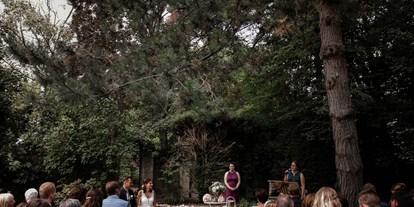 Hochzeit - Hochzeits-Stil: Rustic - Alzey - Der riesiege Garten bietet ausreichend Schatten für eine Trauung an sonnenreichen Tagen. - JUNGHOF Weingut & Gutsgastronomie