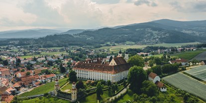 Hochzeit - Frühlingshochzeit - Pirching am Traubenberg - Luftaufnahme des Schloss Stainz in der Steiermark. - Schloss Stainz