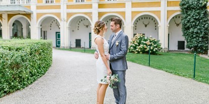 Hochzeit - Hochzeits-Stil: Fine-Art - Großklein - Die große Einfahrt des Schloss Stainz eignet sich als stattliche Zufahrt mit Kutsche und Limosine und ist auch ein beliebter Spot für Paarshootings. - Schloss Stainz