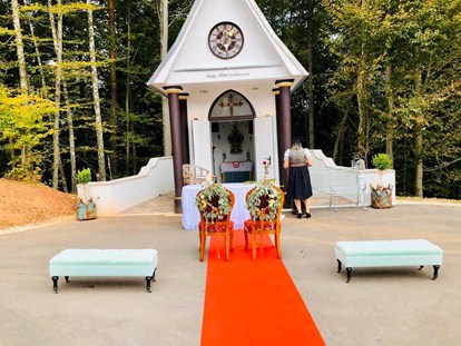 Hochzeit - Frühlingshochzeit - Pirching am Traubenberg - Geweihte Waldkapelle im Hof für Hochzeiten, Taufen und Segnungen - Bioweingut Bleyweis