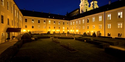 Hochzeit - Art der Location: Hotel - Mondsee - Schlosshotel Mondsee bei Nacht - Schlosshotel Mondsee