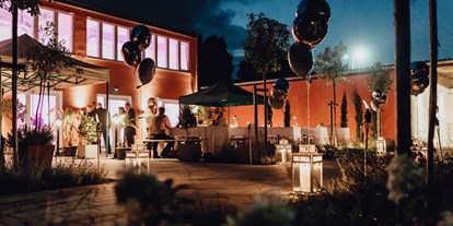 Hochzeit - Wickeltisch - Willich - Bei Nacht leuchtet es auf der Terrasse. - Kabelwerk