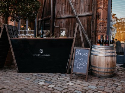 Hochzeit - Herbsthochzeit - Walldorf (Rhein-Neckar-Kreis) - Die Bar des Sektempfang  - Gutshof Ladenburg