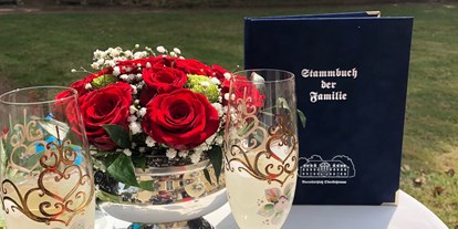 Hochzeit - Hochzeits-Stil: Fine-Art - Wachau - Das Familienbuch mit der Schloss-Siluette gubt es beim Standesamt in Pulsnitz - Barockschloss Oberlichtenau