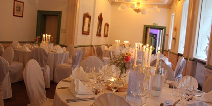 Hochzeit - Hochzeits-Stil: Fine-Art - Wachau - Die Tischdekoration kann nach Ihren Wünschen durch uns oder durch Sie gestaltet werden. - Barockschloss Oberlichtenau