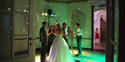 Hochzeit - Hochzeits-Stil: Fine-Art - Wachau - Getanzt werden kann natürlich auch. Entweder bringt Ihr DJ seine Anlage mit oder Sie benutzen unser Licht und unsere Tonanlage (4.000W) - Barockschloss Oberlichtenau