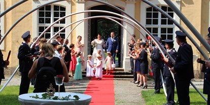 Hochzeit - Hochzeits-Stil: Fine-Art - Wachau - Feuerwehr, zu Pferd oder im Oldtimer - Alles ist möglich - Barockschloss Oberlichtenau