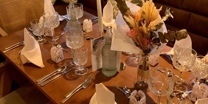 Hochzeit - Leonberg (Böblingen) - Orangerie - Tafeln ohne Tischwäsche - Mauritius Stuttgart-Süd Eventlocation