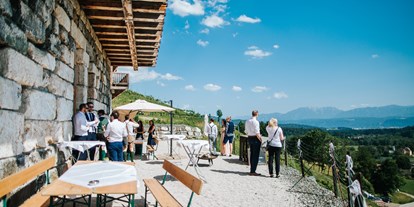 Hochzeit - Trauung im Freien - Bezirk Klagenfurt - Auf der Terrasse lässt sich der Wein mit Weitblick genießen. - Restaurant Leiten am Weingut Karnburg
