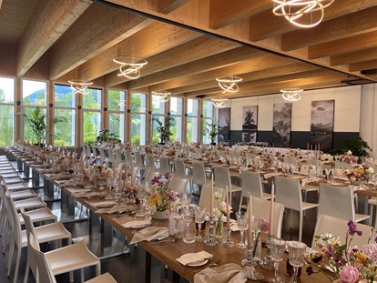 Hochzeit - Hochzeits-Stil: Modern - Bezirk Kirchdorf - Festsaal - Lange Tafeln mit Möbeln von PartyRent - Villa Bergzauber