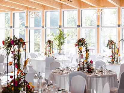 Hochzeit - Hochzeits-Stil: Boho-Glam - Oberösterreich - Festsaal - Bankettbestuhlung - Villa Bergzauber