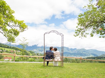 Hochzeit - Hochzeits-Stil: Boho-Glam - Oberösterreich - Rosenbogen - Aussicht von vor der Villa - Villa Bergzauber