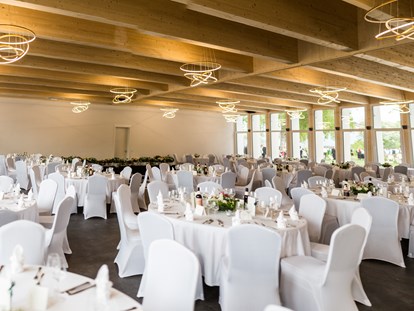 Hochzeit - Hochzeits-Stil: Boho-Glam - Oberösterreich - Festsaal - Bankettbestuhlung für 200 Gäste - Villa Bergzauber