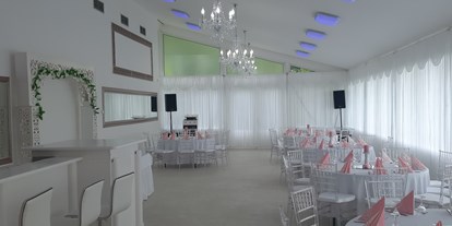 Hochzeit - Spielplatz - Bedburg - Hauptsaal, Deckenlampen können individuell eingestellt werden (Licht, Farbe, Helligkeit) - Monte Cristo