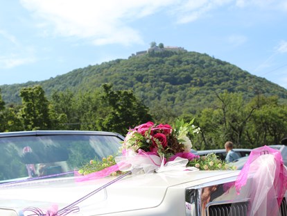 Hochzeit - Candybar: Donutwall - Beuren (Esslingen) - Unser Hochzeits auto gehört dazu .
Ein Licon Cadilac Cabrio mit Braut schmuck   - Schlosscafe Location & Konditorei / Restaurant