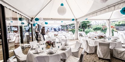 Hochzeit - Hochzeitsessen: 3-Gänge Hochzeitsmenü - Steiermark - Runde Tische unterm Zelt. - Weingartenhotel Harkamp