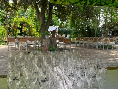 Hochzeit - nächstes Hotel - Bad Vöslau - Empfang und Bestuhlung auf der Terrasse - RAHOFER Bräu Restaurant