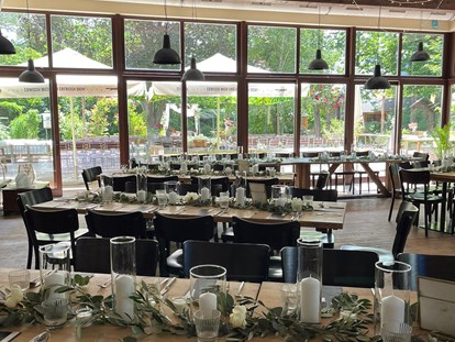Hochzeit - nächstes Hotel - Bad Vöslau - Beispiel Tischformation im Wintergarten! Herrlicher Blick auf die Terrasse! - RAHOFER Bräu Restaurant