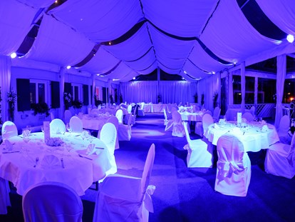 Hochzeit - Sommerhochzeit - Ebreichsdorf - Das Festzelt mit LED-Beleuchtung nach Wunschfarbe - Das Chadim