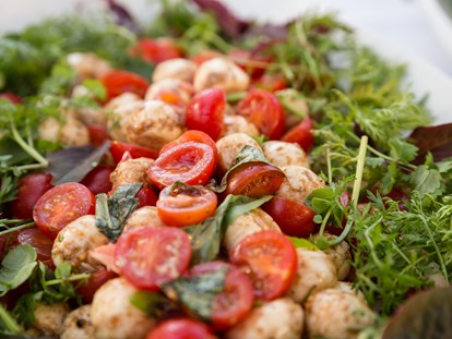 Hochzeit - Frühlingshochzeit - Mozzarella Paradeiser Basilikum Salat - Das Chadim