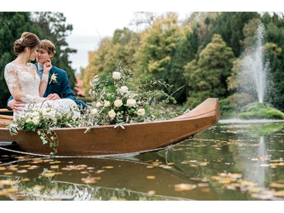 Hochzeit - Art der Location: Schloss - Traumhafte Hochzeitsfotos im romantischen Boot... - Schloss Schönau