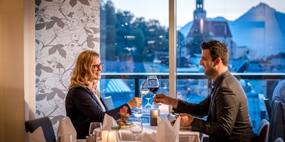 Hochzeit - Hochzeits-Stil: Modern - Mondsee - Candle Light Dinner im IMLAUER Sky Restaurant, mit Blick auf die Müllner Kirche - IMLAUER Hotel Pitter Salzburg