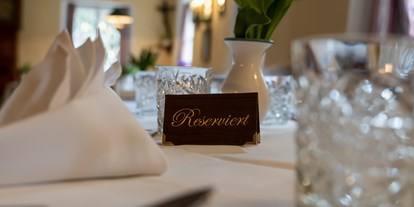 Hochzeit - Art der Location: Hotel - Mondsee - Festlich gedeckte Tische für eine unvergessliche Hochzeitsfeier. - ****Hotel Schlosswirt zu Anif