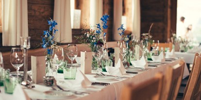 Hochzeit - Art der Location: Restaurant - Schwendt (Schwendt) - Eine gedeckte Hochzeitstafel in der Maierl-Alm. - Maierl-Alm und Chalets