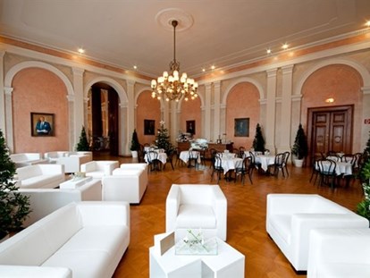 Hochzeit - Art der Location: Schloss - Margarethen am Moos - Roter Salon mit angemietetem Loungemobiliar - Wiener Börsensäle