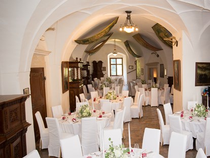 Hochzeit - Hochzeitsessen: À la carte - Thermenland Steiermark - alter Rittersaal im Gartenschloss Herberstein  - Gartenschloss Herberstein