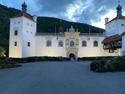 Hochzeit - Hochzeitsessen: À la carte - Thermenland Steiermark - Schlossportal bei Nacht  - Gartenschloss Herberstein