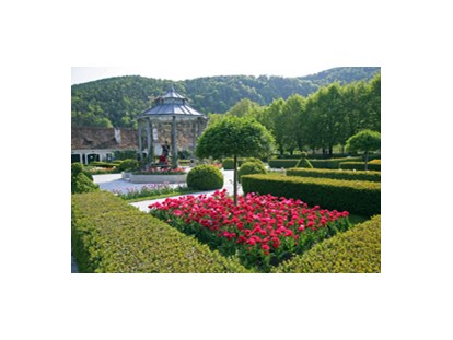 Hochzeit - Sommerhochzeit - Steiermark - Historischer Rosengarten bei Schloss Herberstein 
 - Gartenschloss Herberstein