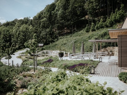 Hochzeit - interne Bewirtung - Teich mit Sommerküche im Freien, ideal für die Agape nach der Trauung - Refugium Hochstrass Hotel&Kloster