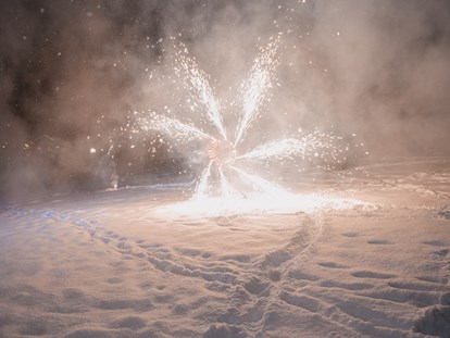 Hochzeit - Art der Location: Alm - Finkenberg - Feierwerke im Schnee in Gerlos. - Almstadl - Winterhochzeit am Berg