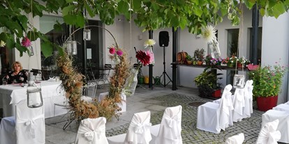 Hochzeit - Hochzeits-Stil: Traditionell - Lanzenkirchen - Innenhof - Bauermühle Mattersburg