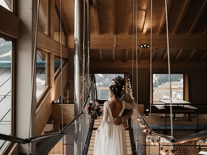Hochzeit - Hochzeits-Stil: Urban Chic - Kleinarl - Hängebrücke in der Galerie, direkt am Panoramafenster - Lumberjack Bio Bergrestaurant