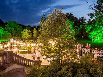 Hochzeit - Art der Location: Hotel - Brandenburg Süd - Beleuchteter Schlosspark - Schloss Stülpe