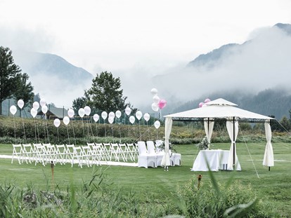 Hochzeit - Hochzeits-Stil: Modern - Bezirk Kirchdorf - Standesamtliche Trauung am Golfplatz Dilly - Salettl am Golfplatz