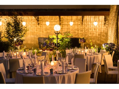 Hochzeit - Art der Location: Schloss - Margarethen am Moos - Wenn die blaue Stunde kommt, taucht nicht nur der Himmel den Outdoor-Bereich in ein romantisches Licht, die gefühlvolle Gartenbeleuchtung zaubert eine wunderbare Stimmung.  - VIENNABallhaus