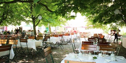 Hochzeit - Trauung im Freien - Aichach (Landkreis Aichach-Friedberg) - Kaffee & Kuchen unter schattigen Kastanien - Schloss Blumenthal