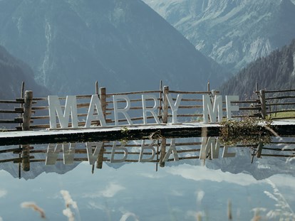 Hochzeit - Hochzeitsessen: mehrgängiges Hochzeitsmenü - Volders - Die Grasbergalm bietet einen kleinen Bergsee für unvergessliche Hochzeiten. - Grasberg Alm