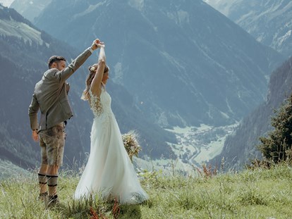 Hochzeit - Art der Location: Alm - Finkenberg - Auf der Grasbergalm findet ihr tausende Möglichkeiten unvergleichliche Hochzeitsfotos zu schießen. - Grasberg Alm