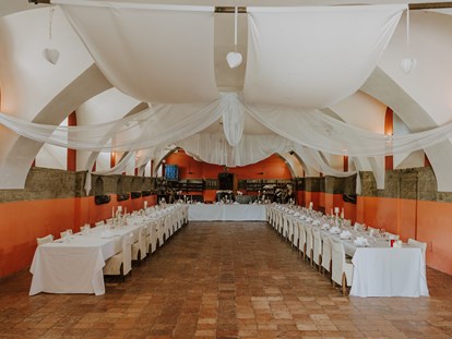 Hochzeit - Trauung im Freien - Der große Festsaal des Schloss Kornberg bietet Platz für 180 Hochzeitsgäste. - Schlosswirt Kornberg