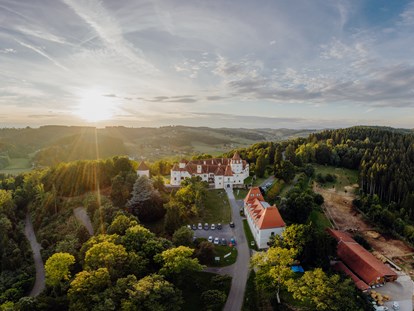 Hochzeit - Frühlingshochzeit - Pirching am Traubenberg - Den perfekten Ausblick auf das Thermenland Steiermark bietet der Schlosswirt Kornberg. - Schlosswirt Kornberg