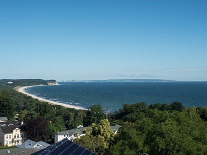 Hochzeit - Art der Location: Strand - Ostseeküste - Ausblick vom Turmzimmer auf die Kreidefelsen - dem Standesamt im Turmcafé. - Vju Hotel Rügen