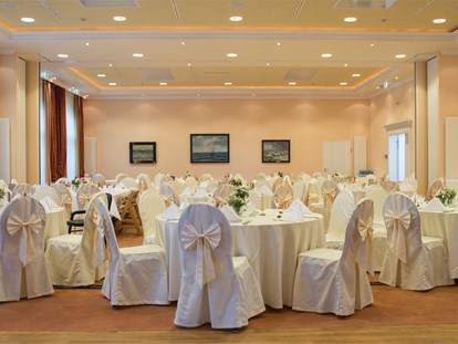 Hochzeit - Art der Location: Strand - Ostseeküste - Festlich geschmückter Ballsaal für eine große Hochzeitsgesellschaft im Bernsteinpalais - Vju Hotel Rügen