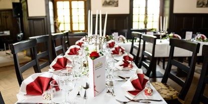 Hochzeit - Hall - Liebevoll dekorierte Tische und kulinarische Köstlichkeiten schaffen den gebührenden Rahmen für Ihre Feier. 
 - Naturhotel Schloss Kassegg
